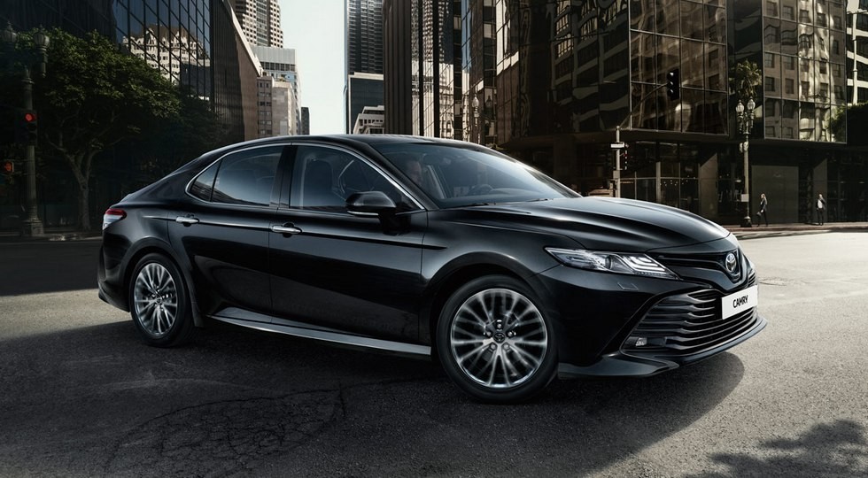 На фото: новая Toyota Camry для Украины. Нашим соседям седан предложат с мотором 2.5 (181 л.с.)