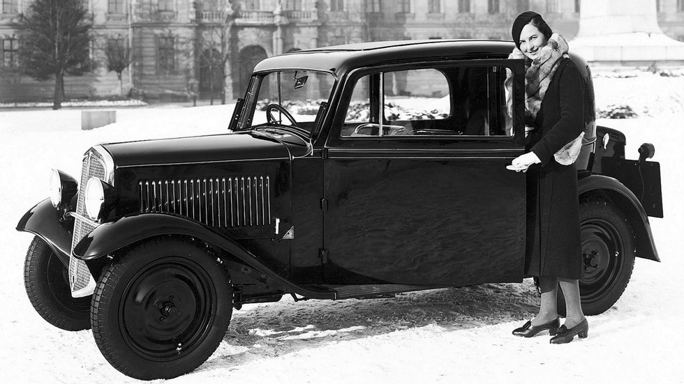 Миловидная девушка и автомобиль – это сочетание станет классикой жанра не только для Skoda (1934 год)
