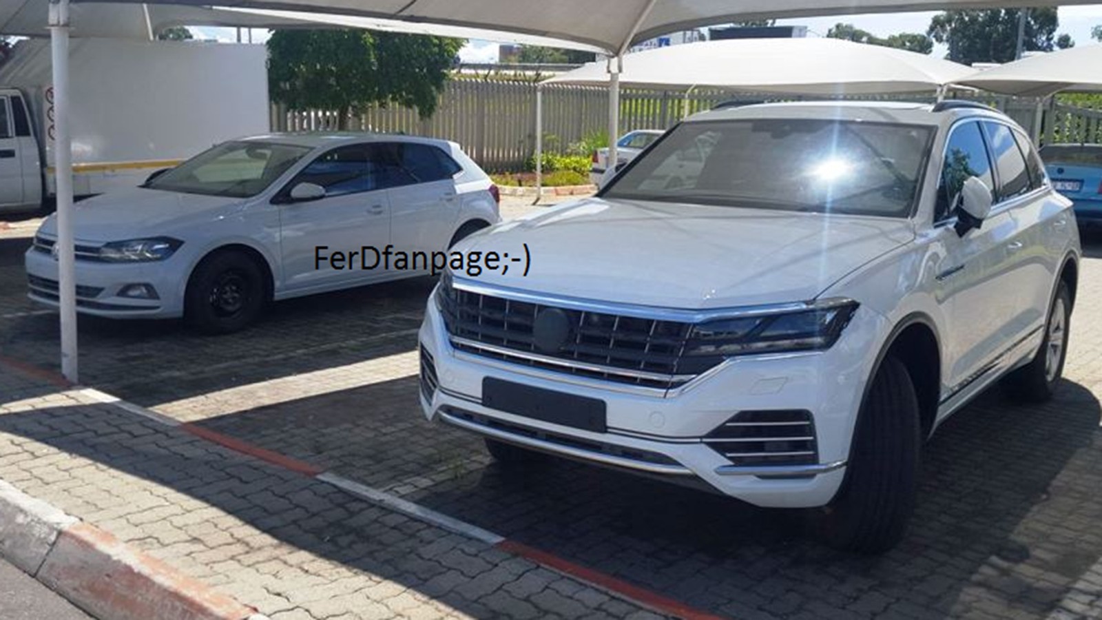 Рядом с Туарегом припаркован новый VW Polo
