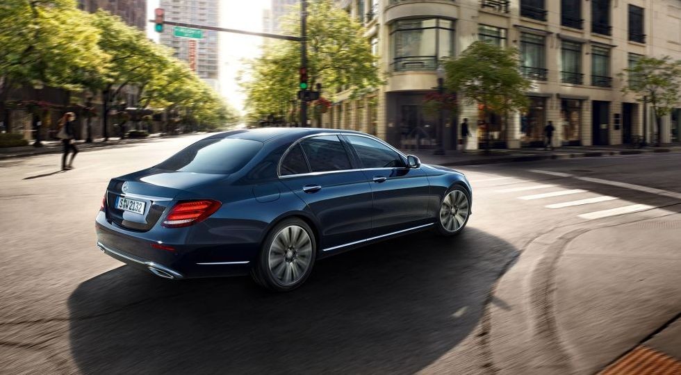 Mercedes E-Class блеснул новой оптикой: с «дешёвым» C-Class уже не перепутаешь