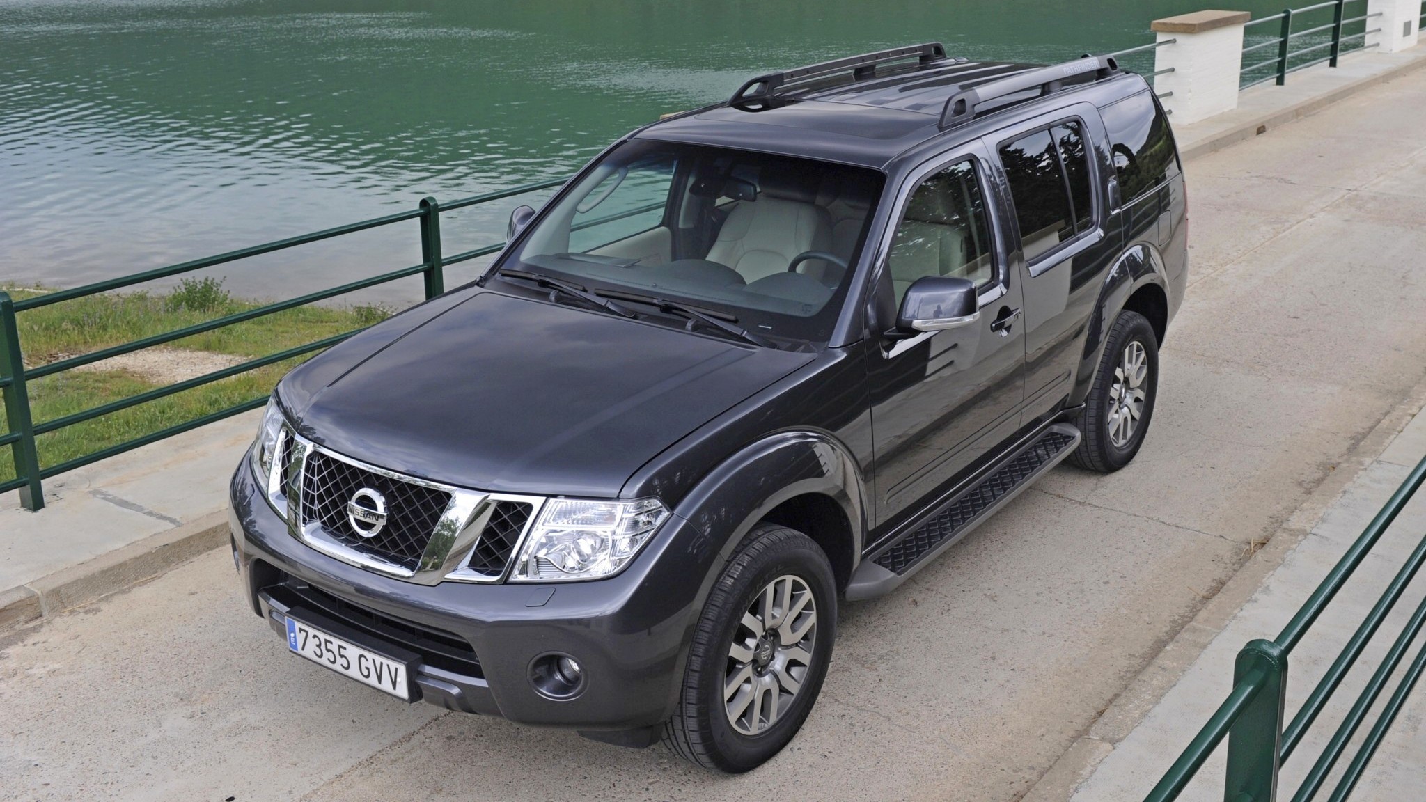 Nissan Pathfinder на мосту