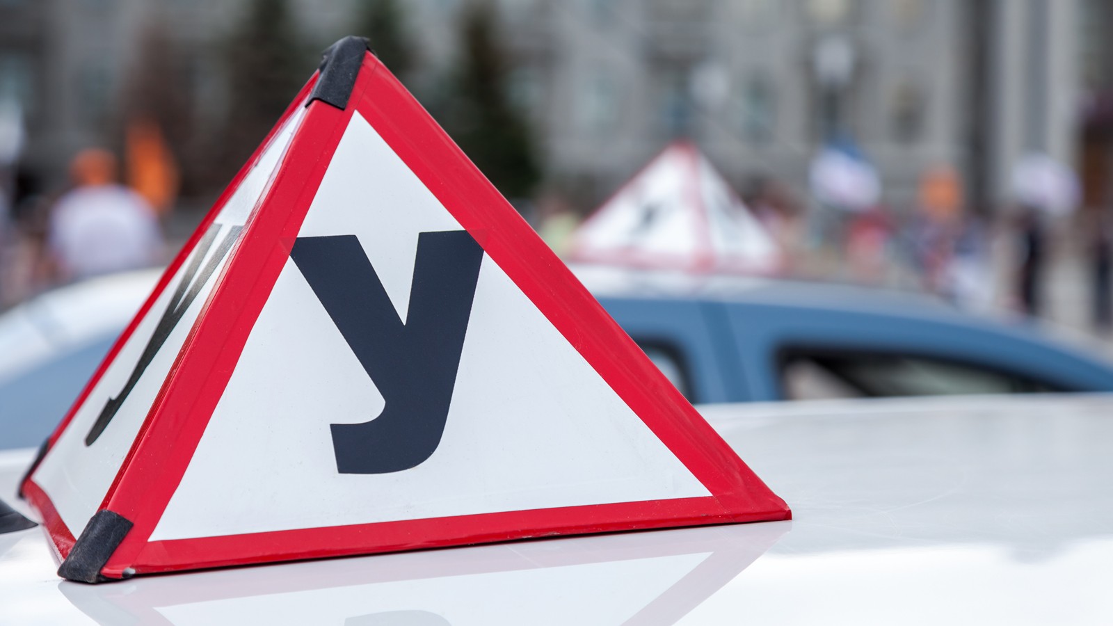Sign of a Russian Driving School on top of the vehicle
