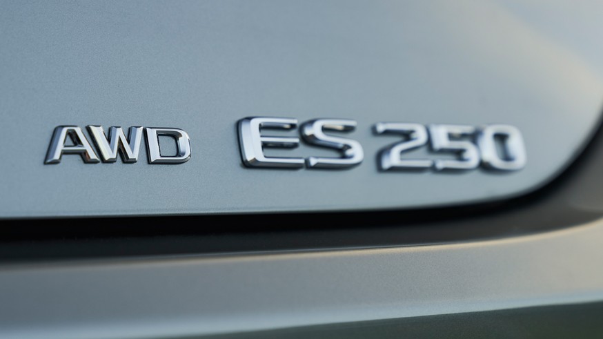 Lexus ES впервые за свою 30-летнюю историю получил полный привод