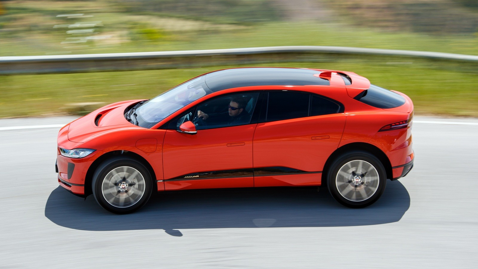 Jaguar I-PACE красный сбоку