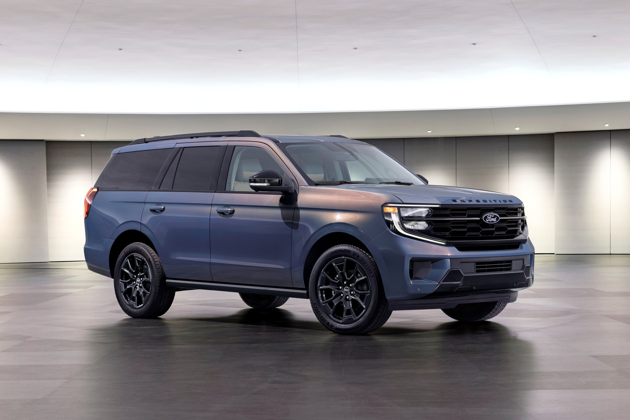 Ford Expedition отмечает 30-летие спецверсией в цвете спорткара Ford Mustang Dark Horse