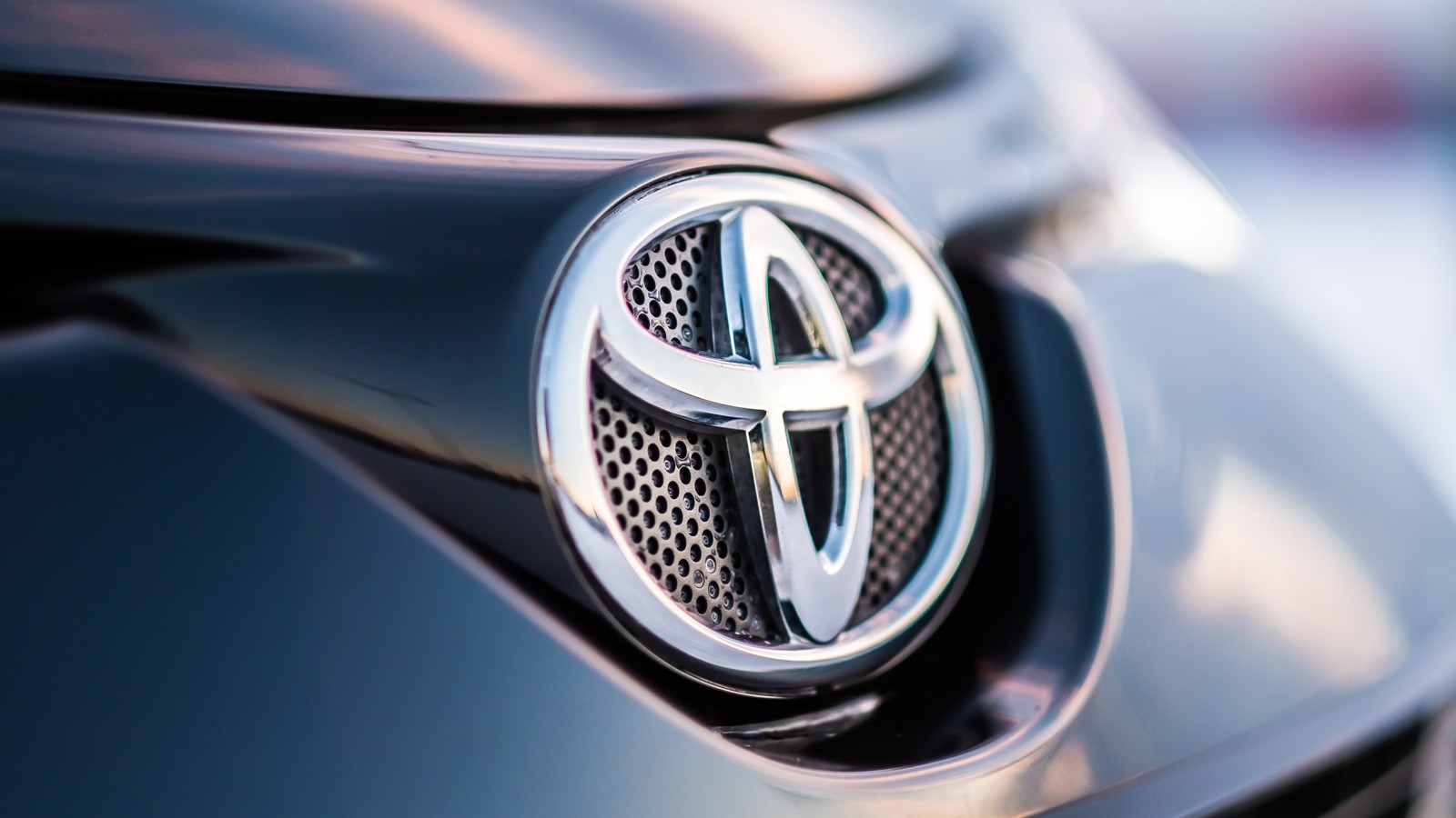 На фото: логотип Toyota