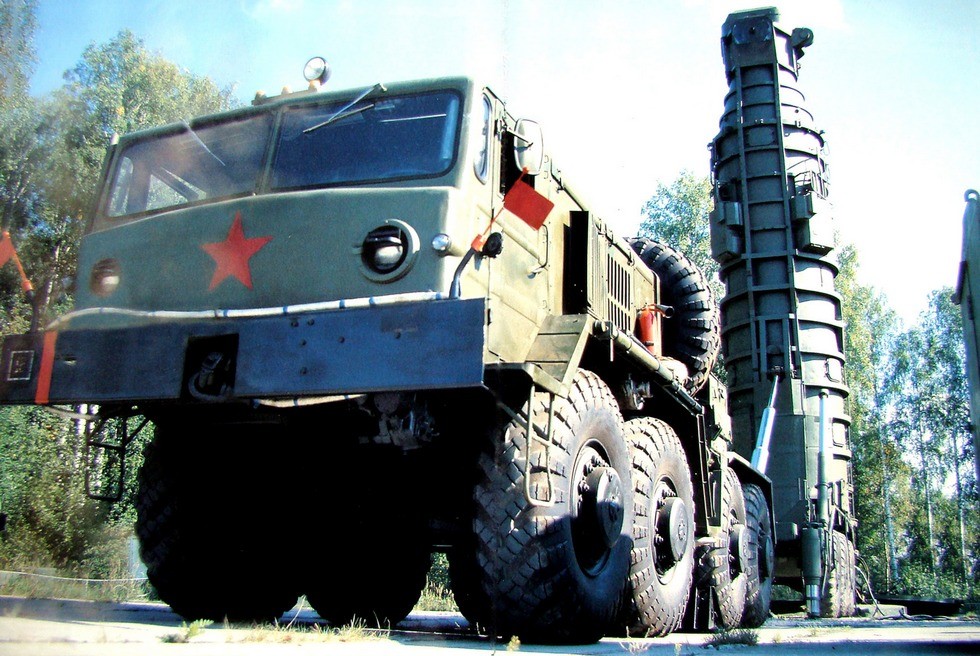 Агрегат 15У39 с «электрическим» полуприцепом при установке ракеты в шахту (из собрания Ю. Бабушкина)