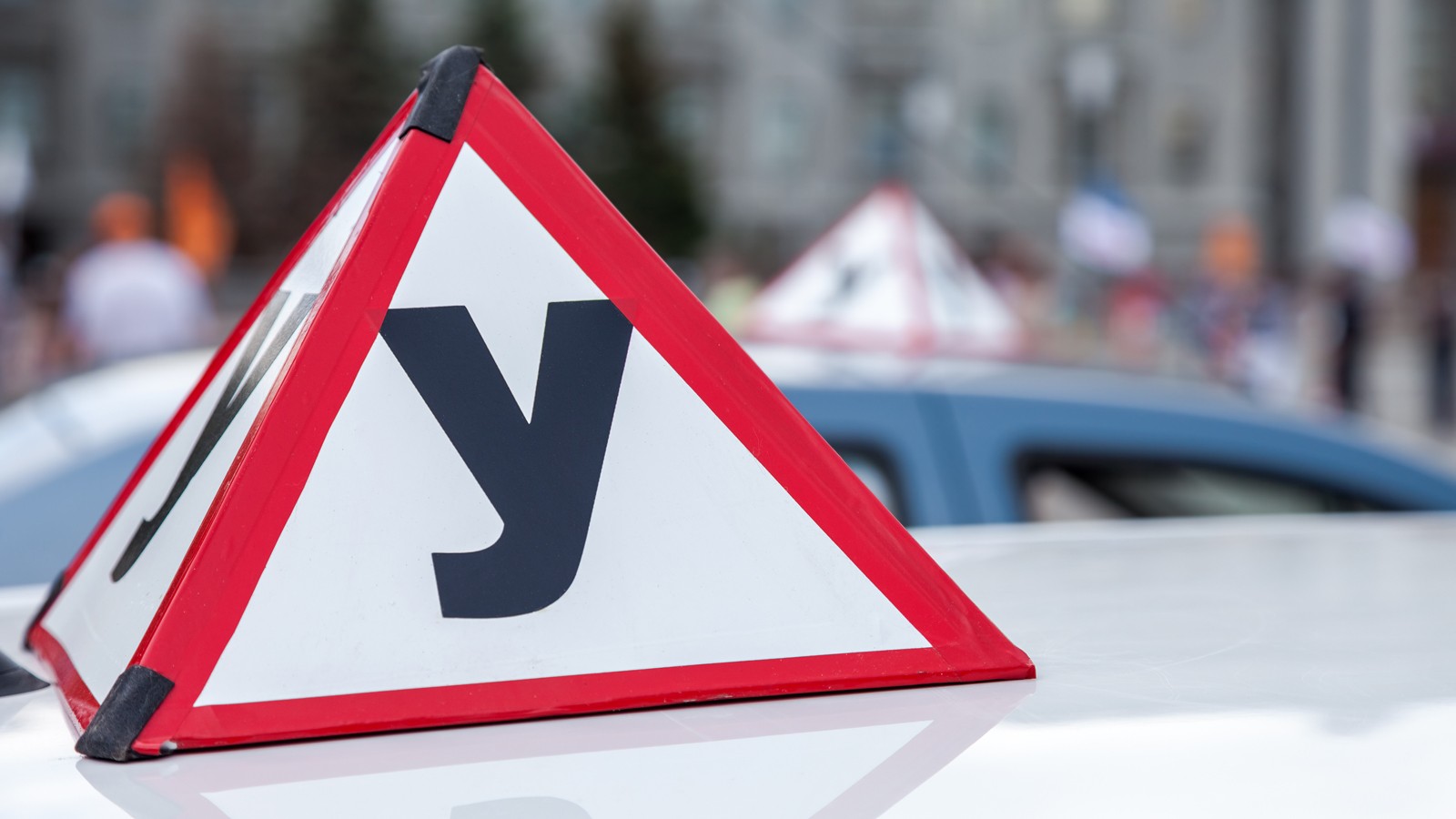 Sign of a Russian Driving School on top of the vehicle