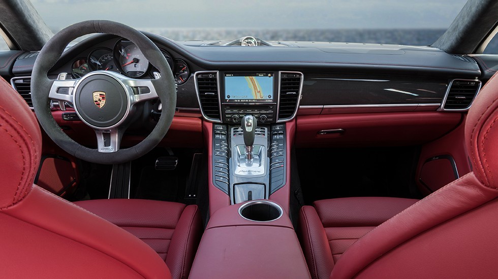 На фото: интерьер Porsche Panamera текущего поколения