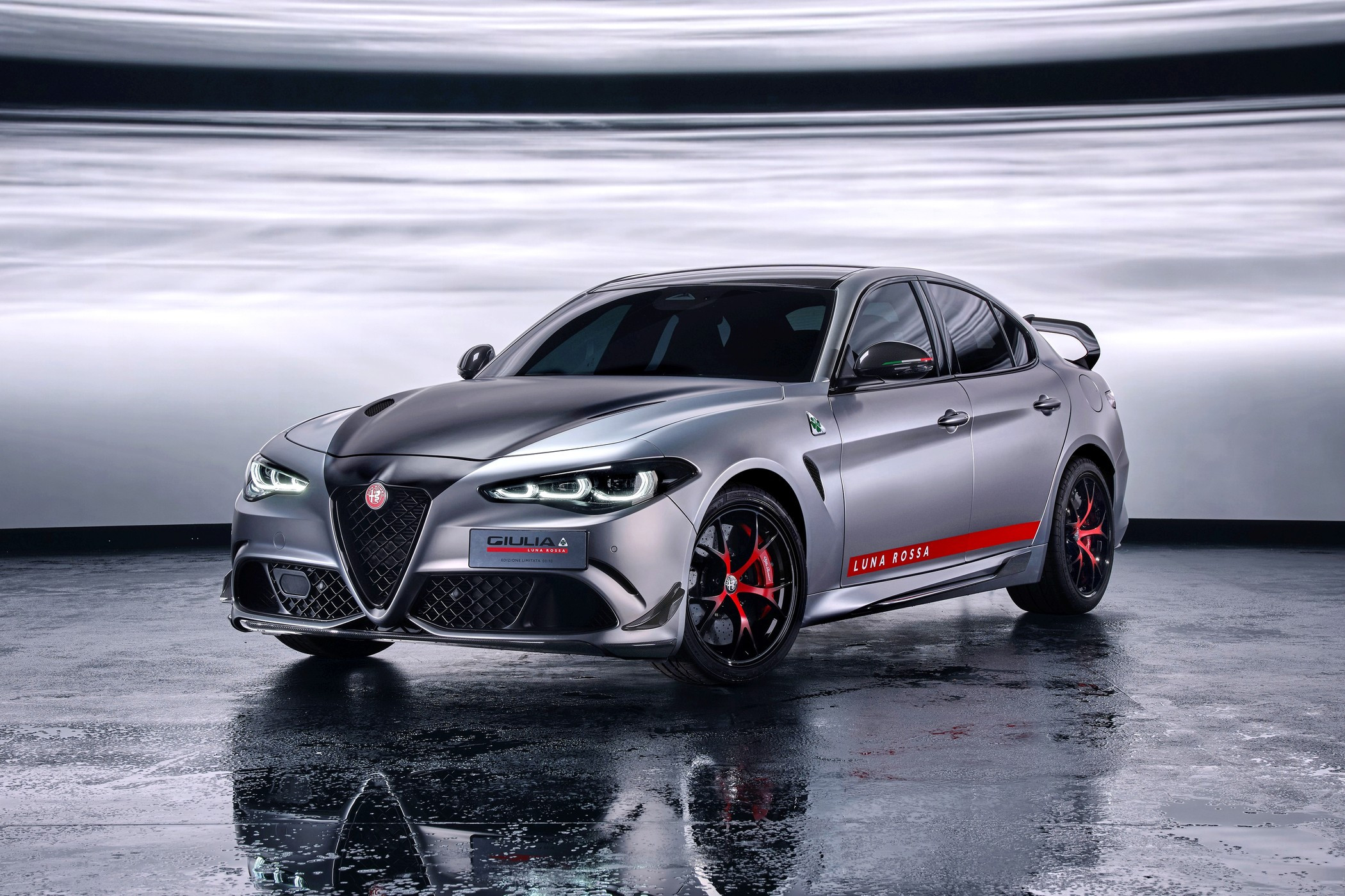 Alfa Romeo Giulia Quadrifoglio Luna Rossa: новая спецверсия с необычным антикрылом