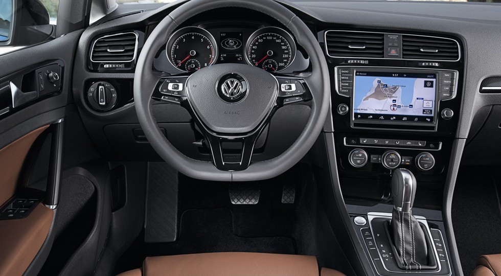 На фото: салон дорестайлингового Volkswagen Golf