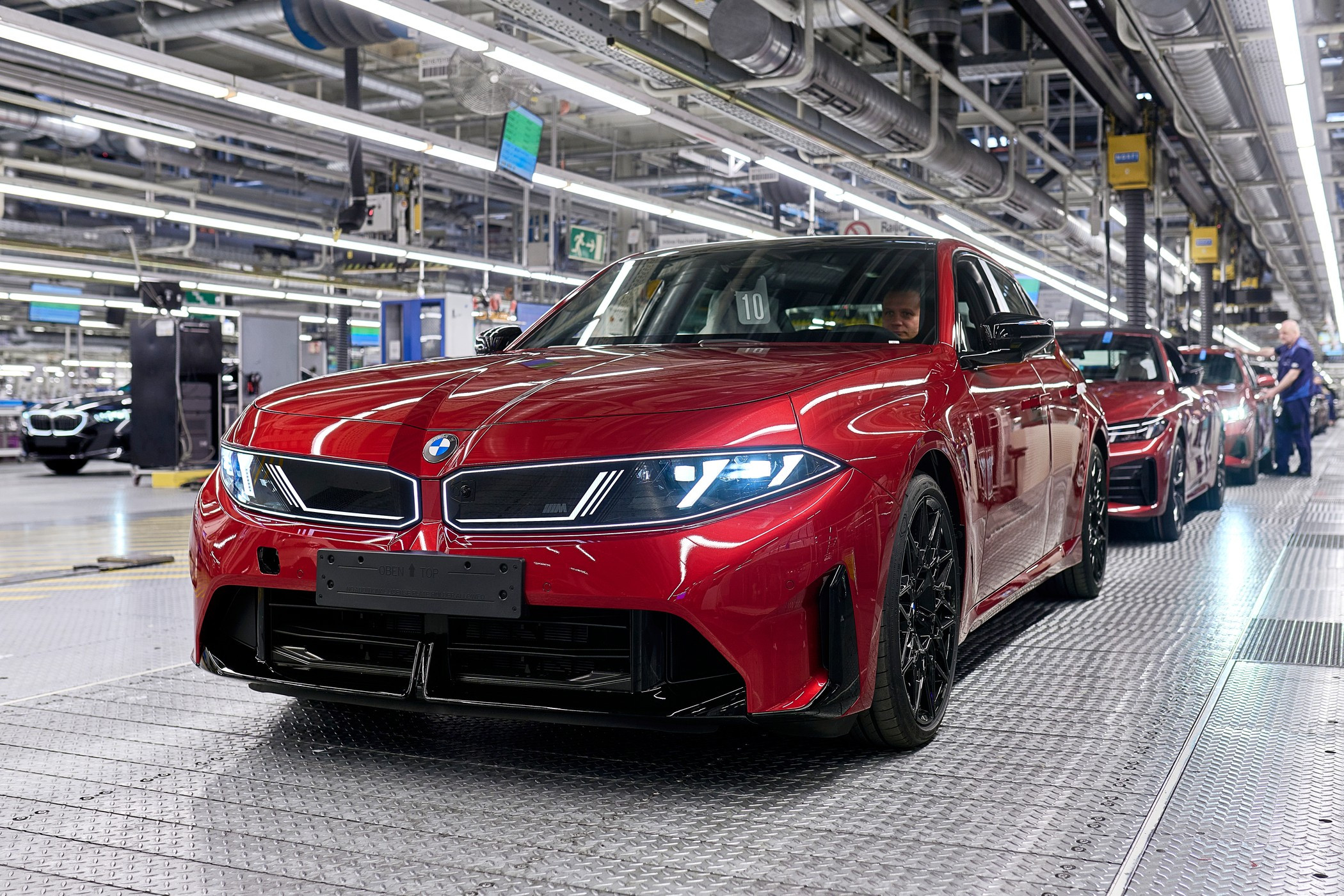BMW готовится к худшему: ИИ вместо людей, «трёшка» без дизелей и новый большой кроссовер