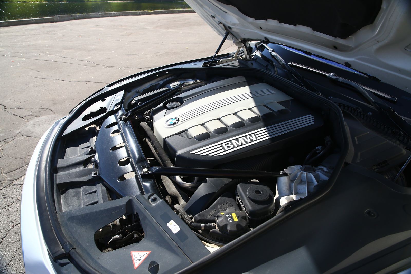 BMW 7er F01 с пробегом: умная подвеска, горячий V8 и космические бюджеты на ремонт
