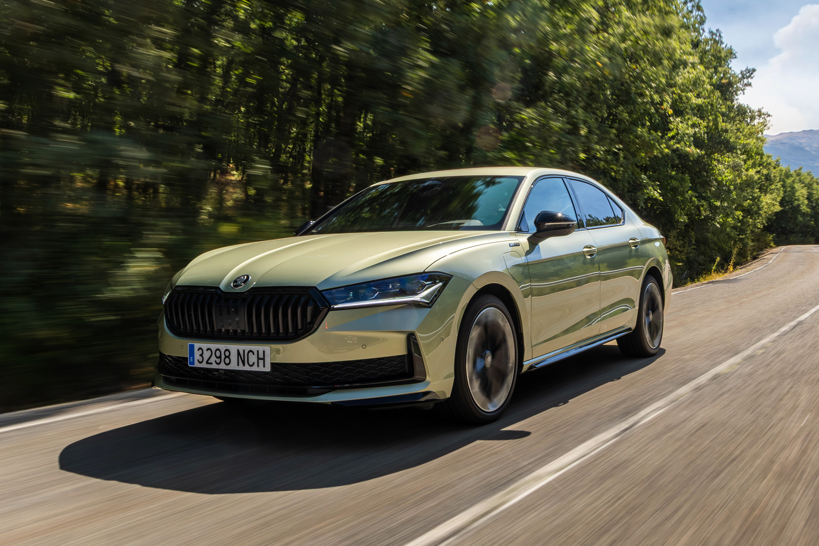 Пополнение в семействе: лифтбек Skoda Superb получил новую «начинку»