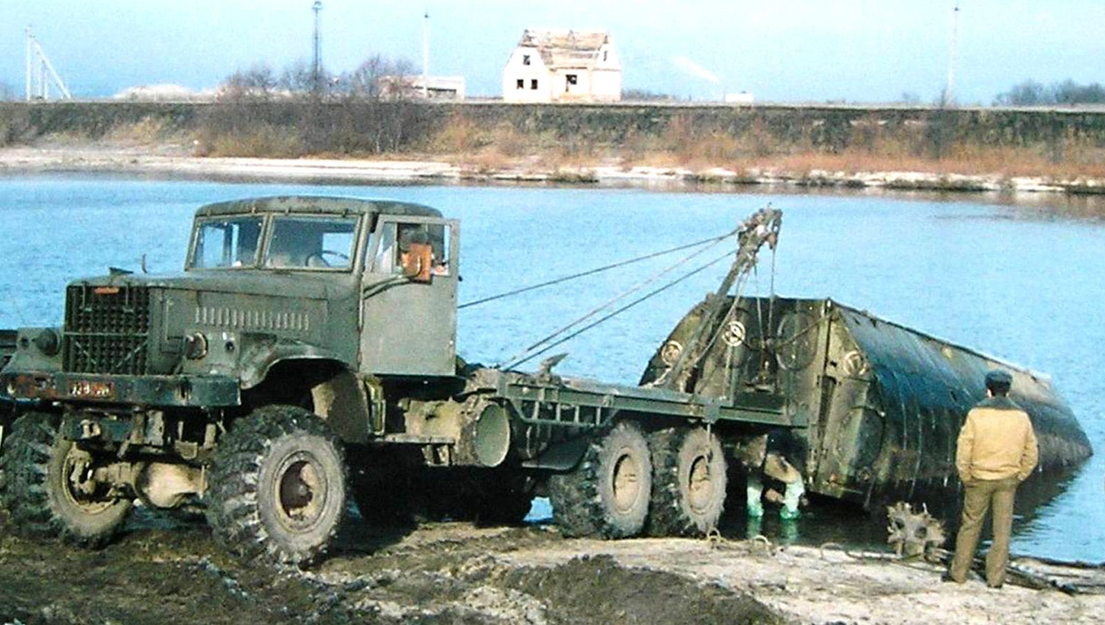 Мостоукладчик, сваезабиватель и даже гигантский пылесос: военные профессии КрАЗ-255