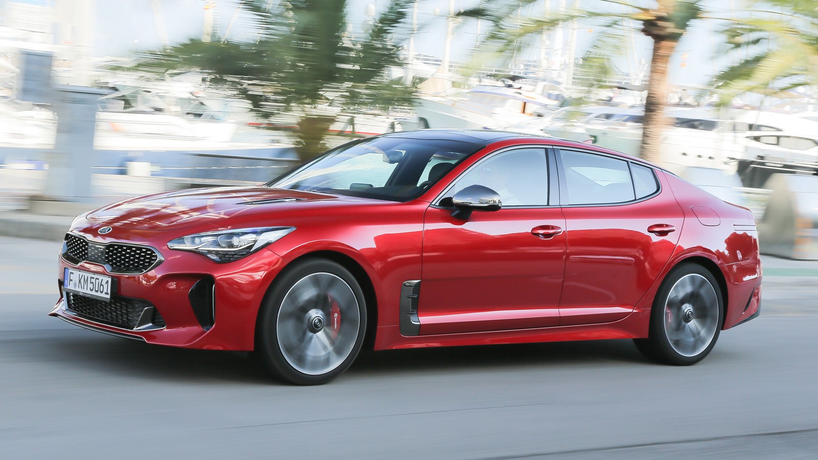 На фото: Kia Stinger