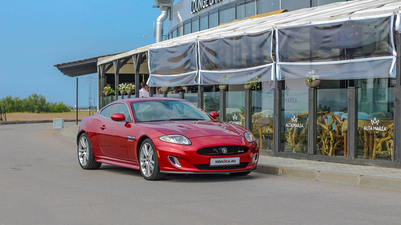 Jaguar XKR красный три четверти