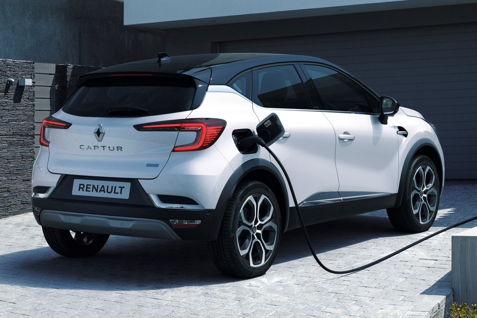 Хитрый ход: гибридные Captur и Clio помогут Renault избежать штрафов