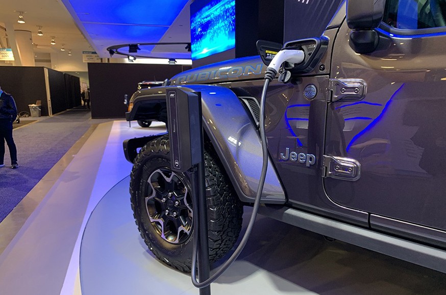 Нашумевшая премьера Bronco не даёт покоя: Jeep опубликовал видеотизер с гибридным Wrangler