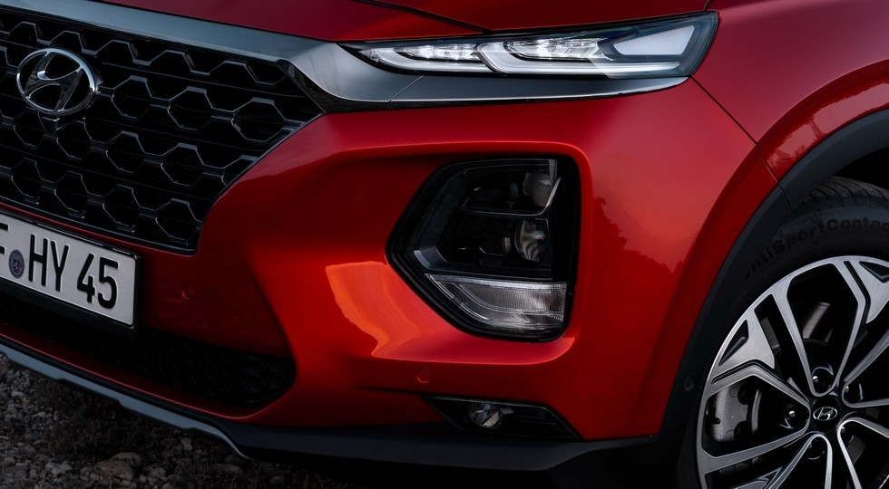 Hyundai Santa Fe-2021 попался фотошпионам: дизайн в стиле Palisade и гибридные версии