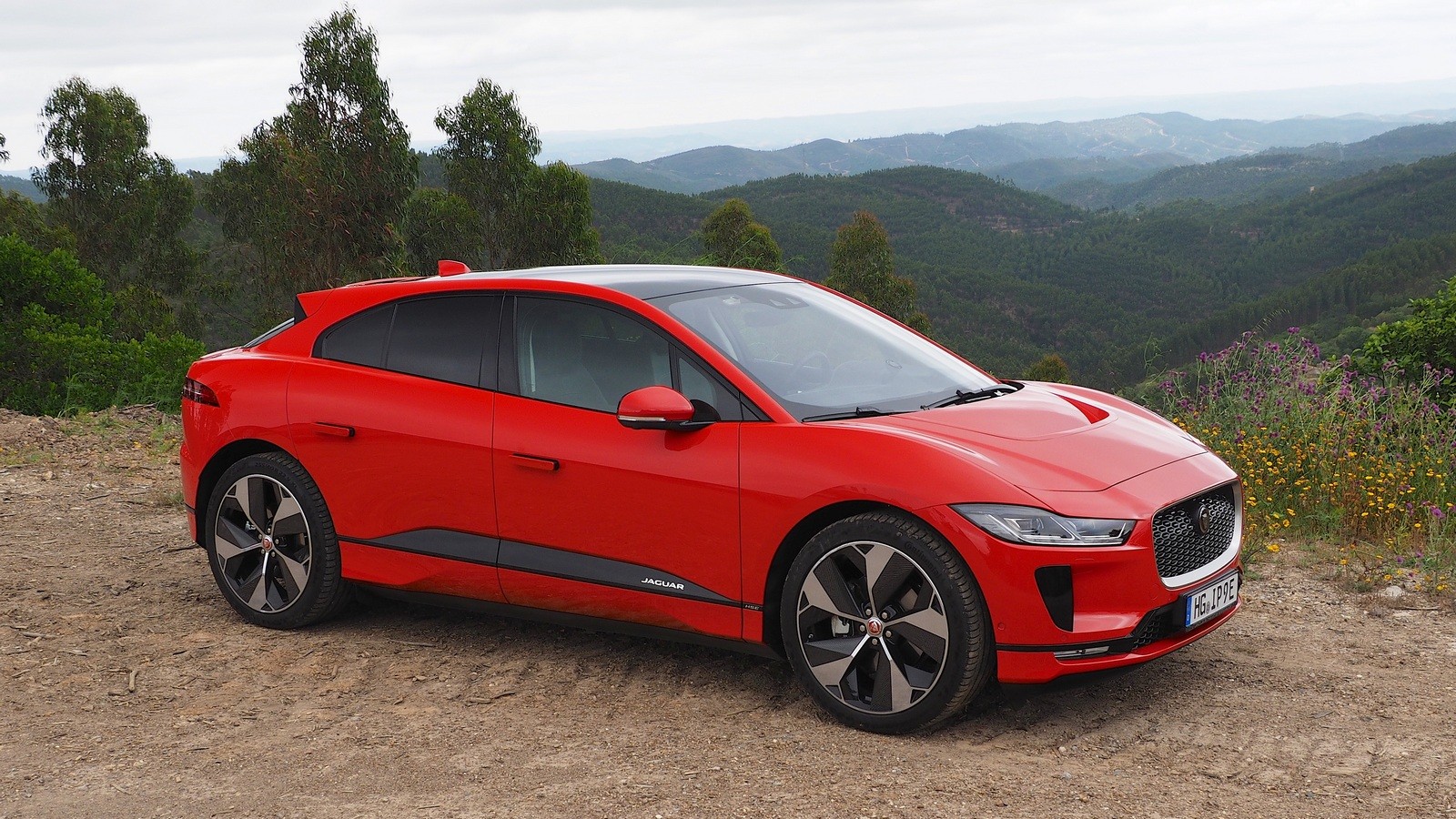 Jaguar I-PACE красный