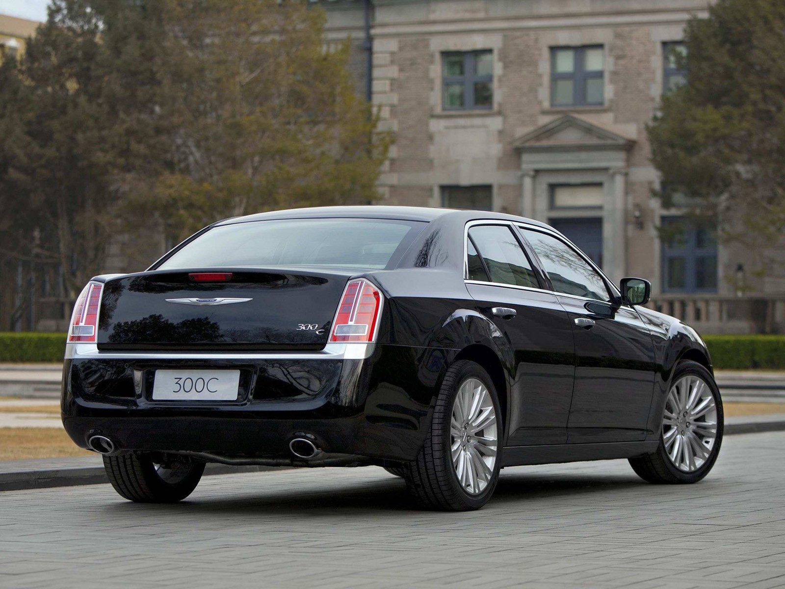 Еще харизматичный, еще не гнилой: стоит ли покупать Chrysler 300C II за 1,3 миллиона рублей