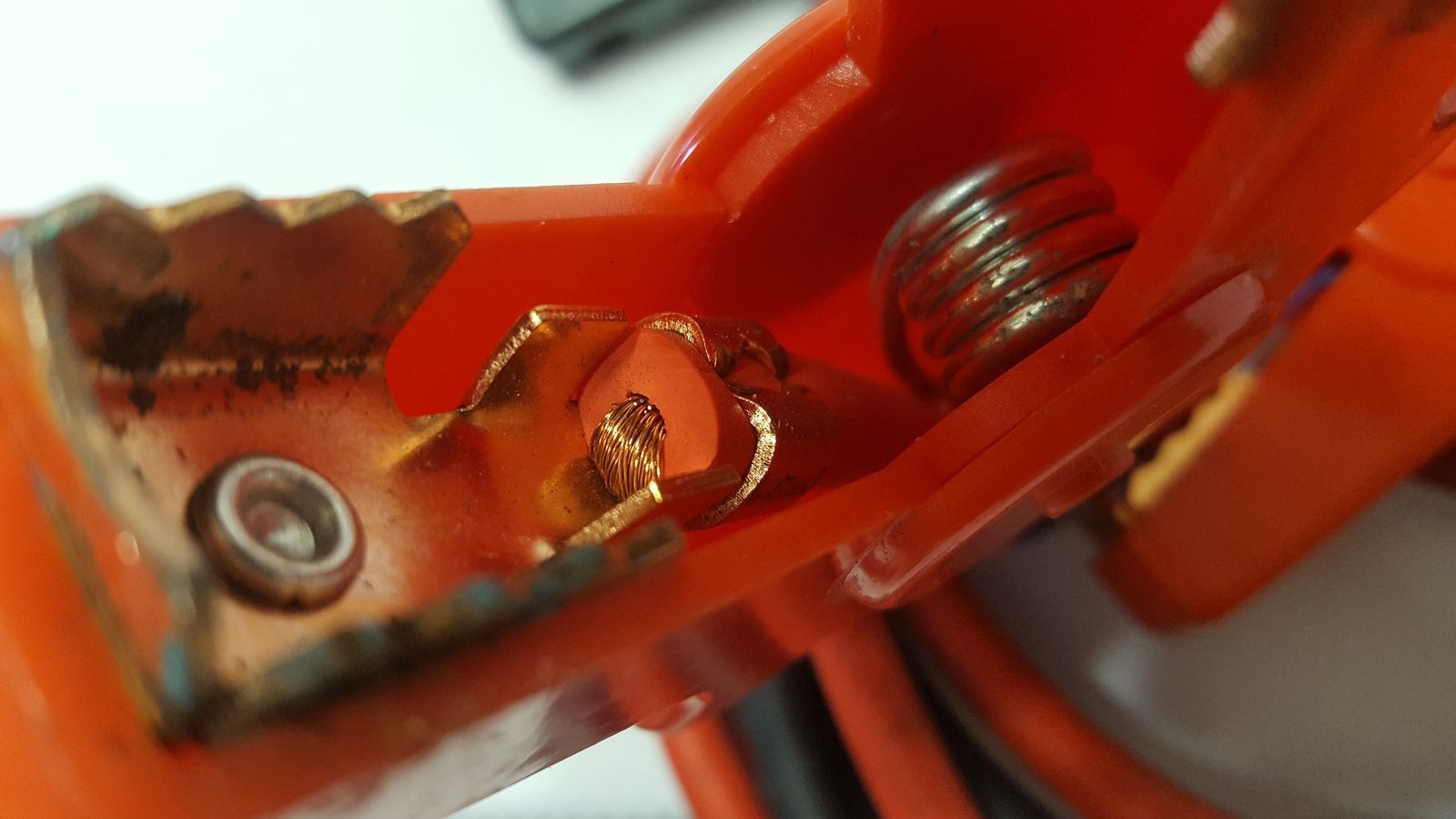 Не тот материал, толщина и не только: почему провода для «прикуривания» не могут завести мотор