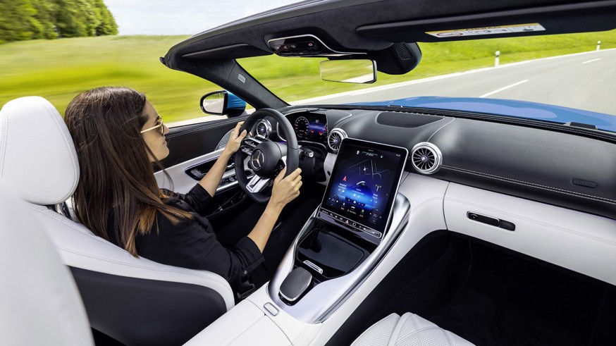 Mercedes-AMG показала интерьер SL: второй ряд сидений и меняющий угол наклона экран мультимедиа