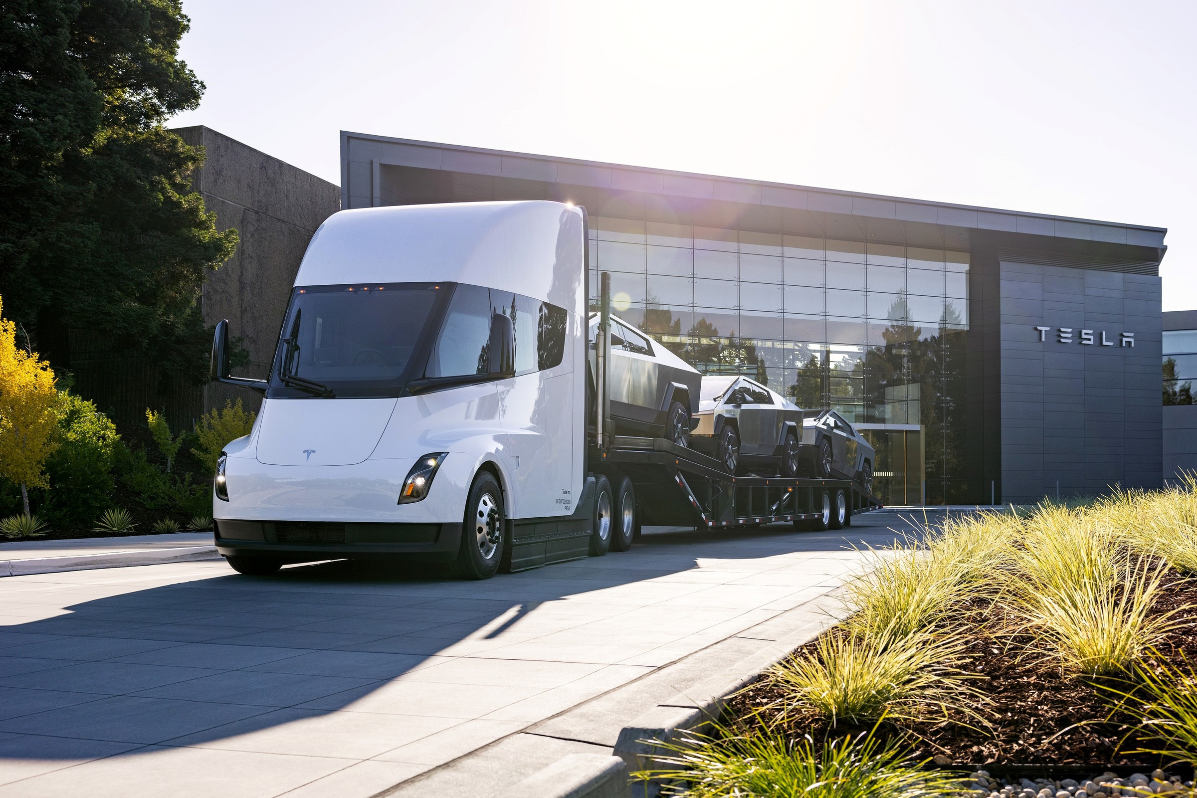 Илон Маск назвал Tesla Cybertruck «могилой» и анонсировал премьеру серийной  версии - КОЛЕСА.ру – автомобильный журнал