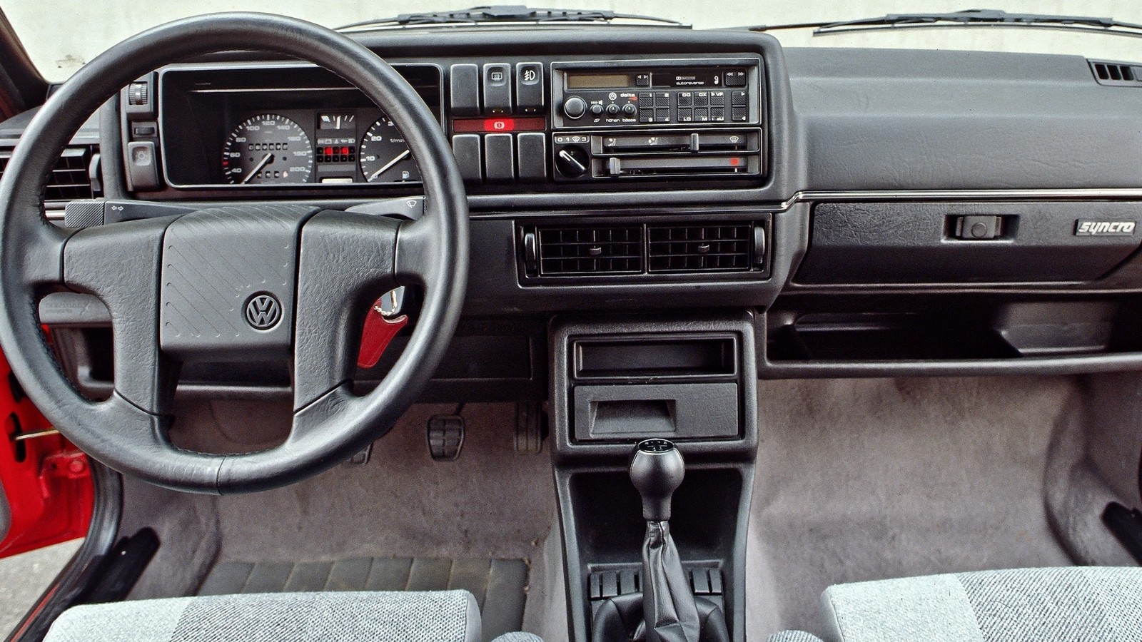 На фото: Торпедо Volkswagen Golf Country '1990–1991