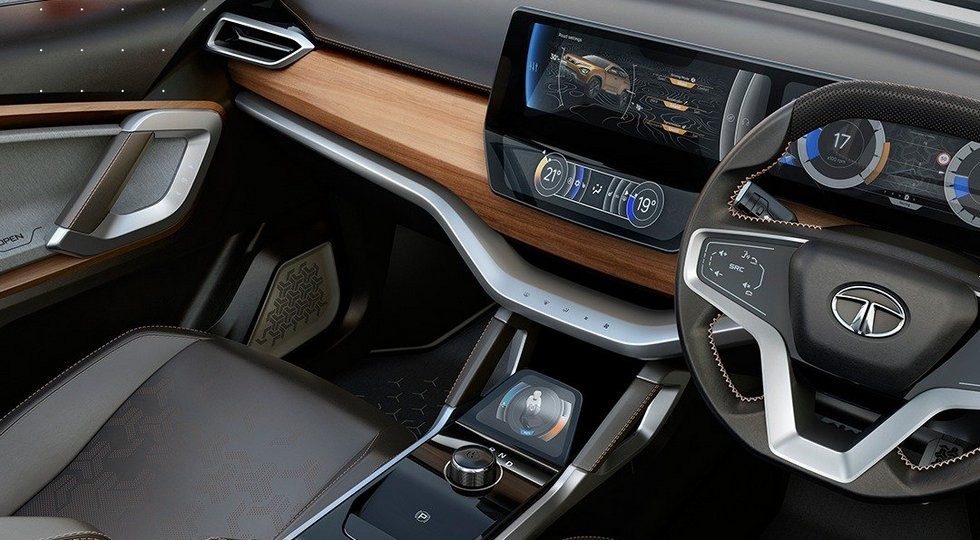 На фото: интерьер Tata H5X