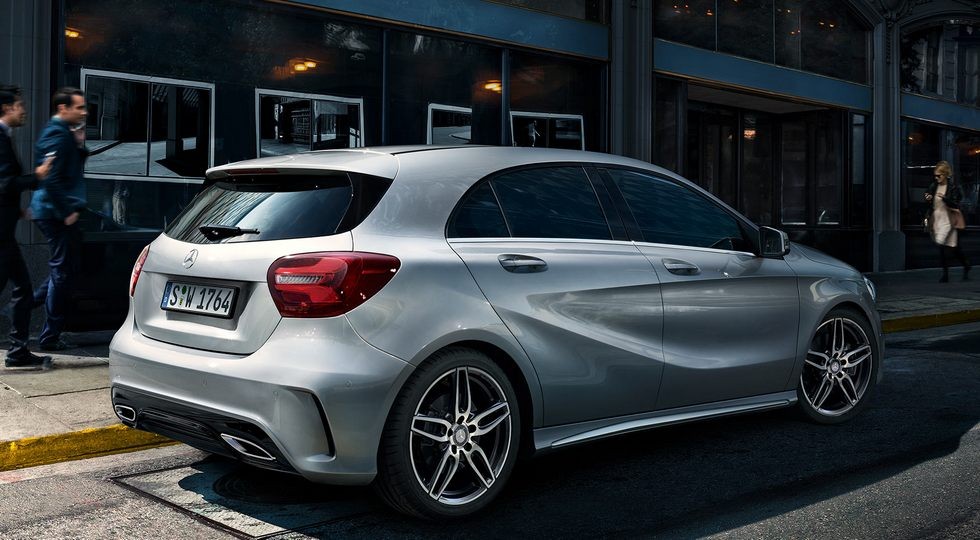 На фото: хэтчбек Mercedes-Benz A-Class текущего поколения