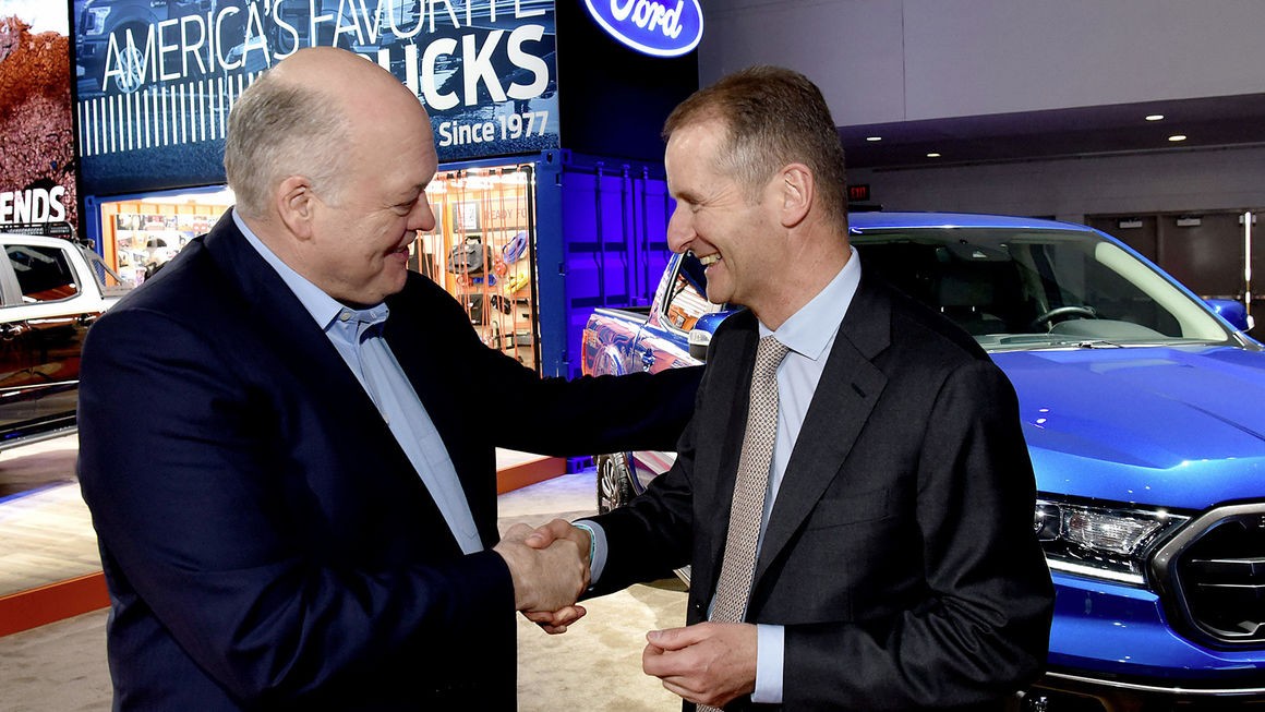 Глава Ford Джим Хэкетт (слева) и глава VW Герберт Дисс (справа) уверены, что альянс принесёт выгоду обеим компаниям.