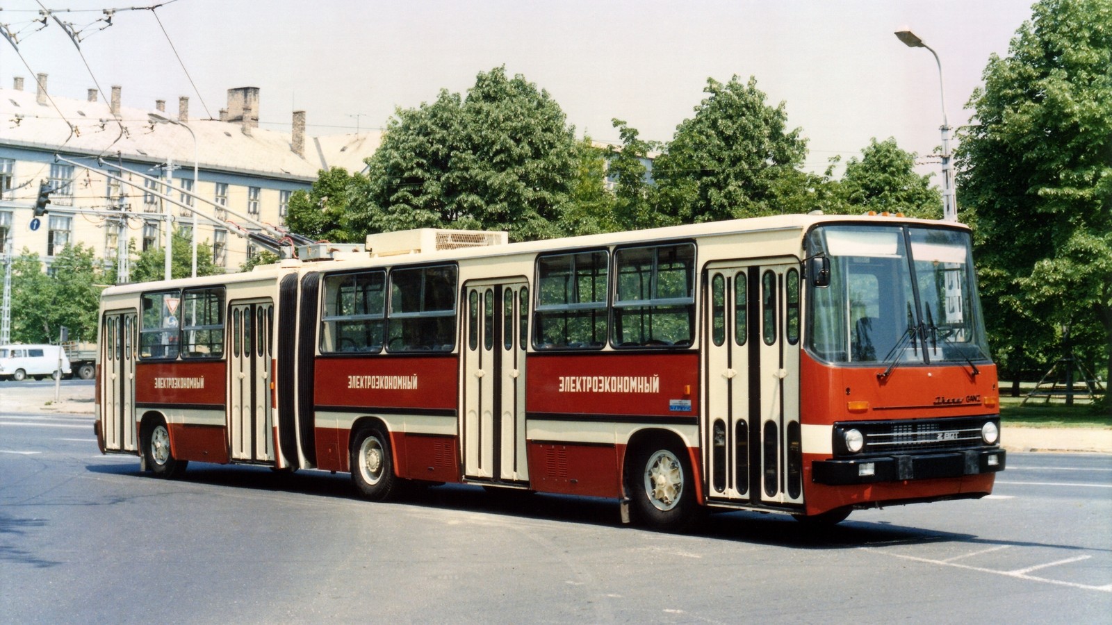 На фото: Прототип троллейбуса Ikarus-280