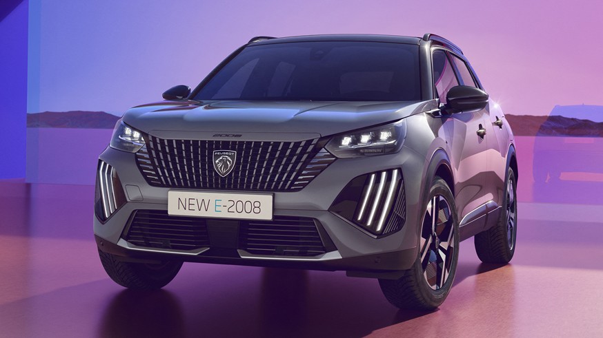 На фото: обновлённый кроссовер Peugeot e-2008