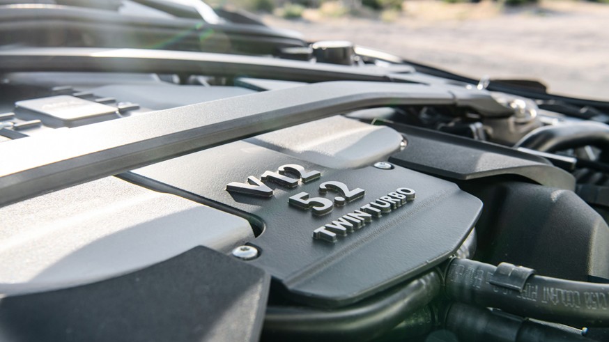 Вопреки повсеместному «озеленению»: Aston Martin не планирует отказываться от двигателя V12