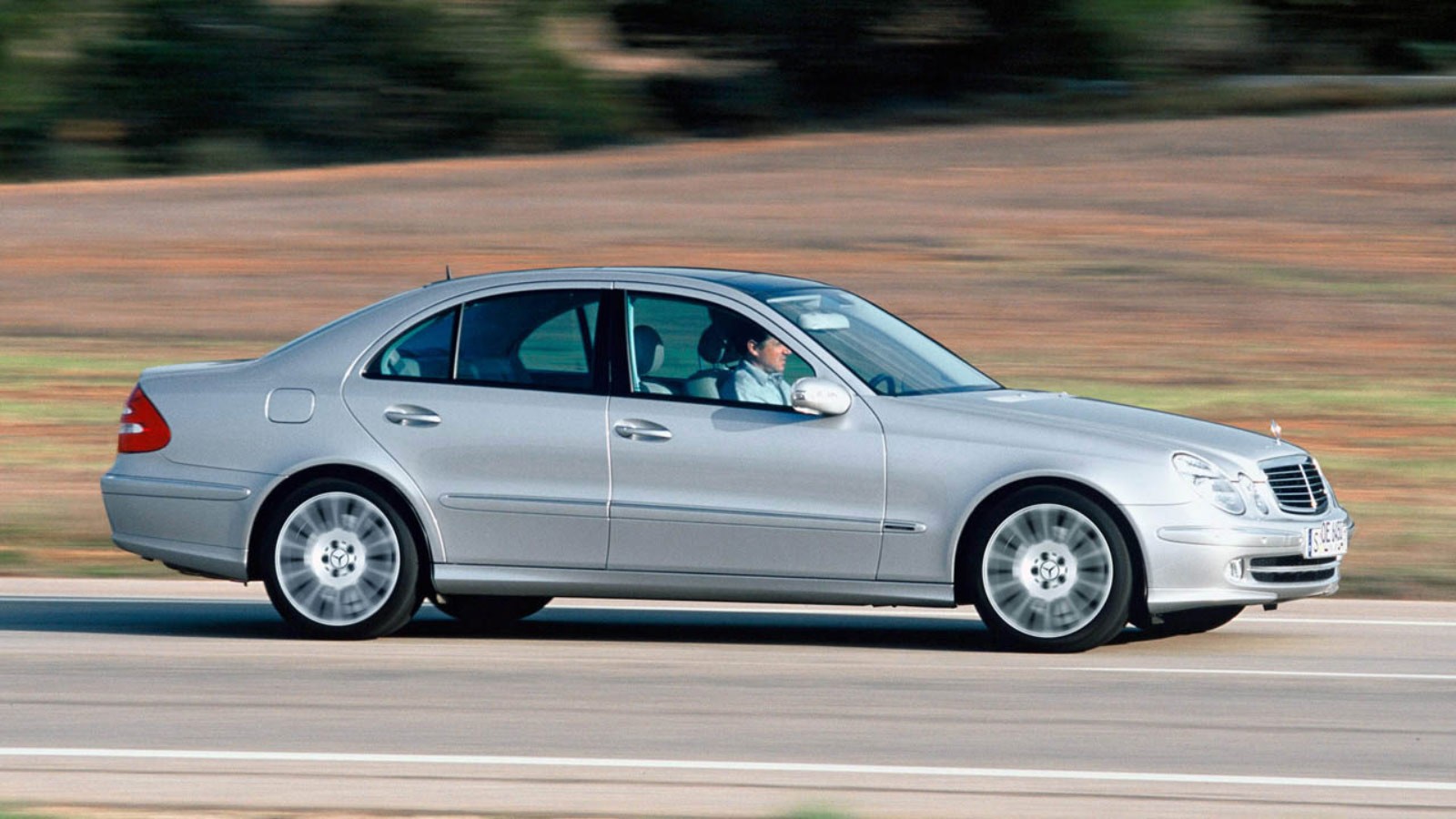 <div>
<div>
Радиатор
</div>
<div>
<div>22 759 рублей</div>
</p></div>
</div>
<p>«></picture><figcaption>Mercedes-Benz E-Klasse (W211) ‘2002–09</figcaption></figure>
<p>Моторный отсек W211 достаточно просторен: даже V8 в нем расположены хоть и плотно, но с обслуживанием проблем не возникает, а рядная четверка тут смотрится маленькой и одинокой. Разве что рядные шестерки OM648 в длину помещаются с трудом. Сложностей с навесным оборудованием не отмечено, хотя типовые решения вроде теплообменника, стакана маслофильтра требуют аккуратности при обслуживании и периодической замены прокладок.</p>
<h3>Бензиновые рядные четвёрки</h3>
<p>Двигатель М271 по-своему замечательная конструкция. Алюминиевый блок с чугунными гильзами, приводной компрессор, цепной привод ГРМ, фазовращатели, балансирные валы. Диапазон мощности – до 184 л.с. и хороший запас по форсированию.</p>
<p>Все хорошо в этом моторе: компактность, небольшая масса, низкий уровень вибраций, сравнительно высокая мощность, достойная тяга, низкий расход топлива, хороший ресурс поршневой группы, где-то под 300 тысяч километров. Но основной сюрприз конструкции это конечно, ресурс и стоимость цепного ГРМ. В среднем даже у поздних вариантов двигателей можно рассчитывать только на 60 тысяч пробега до замены цепи.</p>
<p>Пройти больше цепь может, но есть шансы на пересок и даже на разрыв. И если даже не произойдет что-то фатальное, растянутая цепь вызывает повышенный износ звезд распредвалов, которые они тут поистине золотые. Сама звездочка выполнена единым целым с корпусом фазорегулятора, а цена узла в сборе чуть менее 700 евро. А их нужно менять парой. Итого, 60 евро за саму цепь и 1500 евро — за две звезды. Еще при этом желательно заменить натяжитель и успокоители цепей.</p>
<figure><picture><source><source><img src=