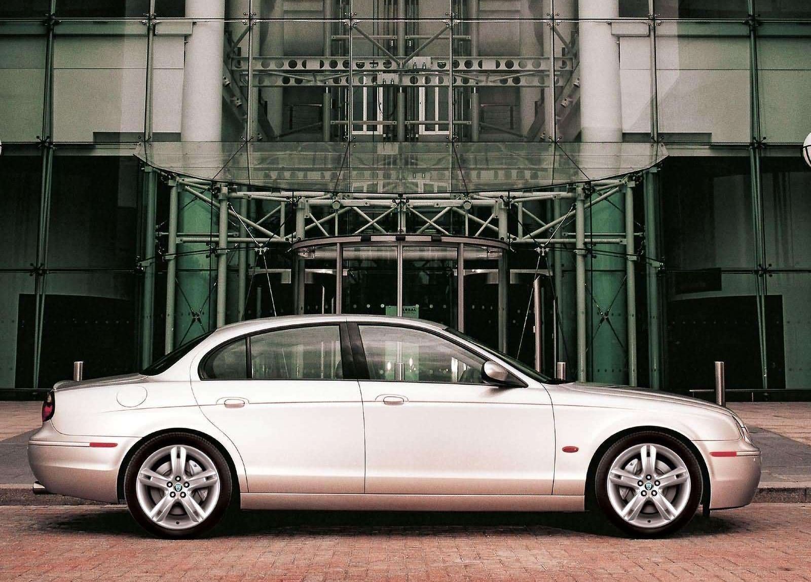 Аристократ с гнилыми порогами: стоит ли покупать Jaguar S-type за 700 тысяч рублей