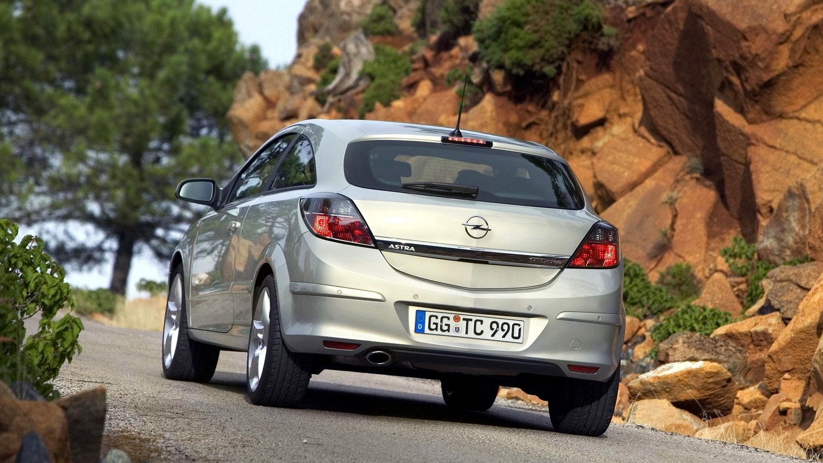 На фото: Opel Astra GTC (H) 