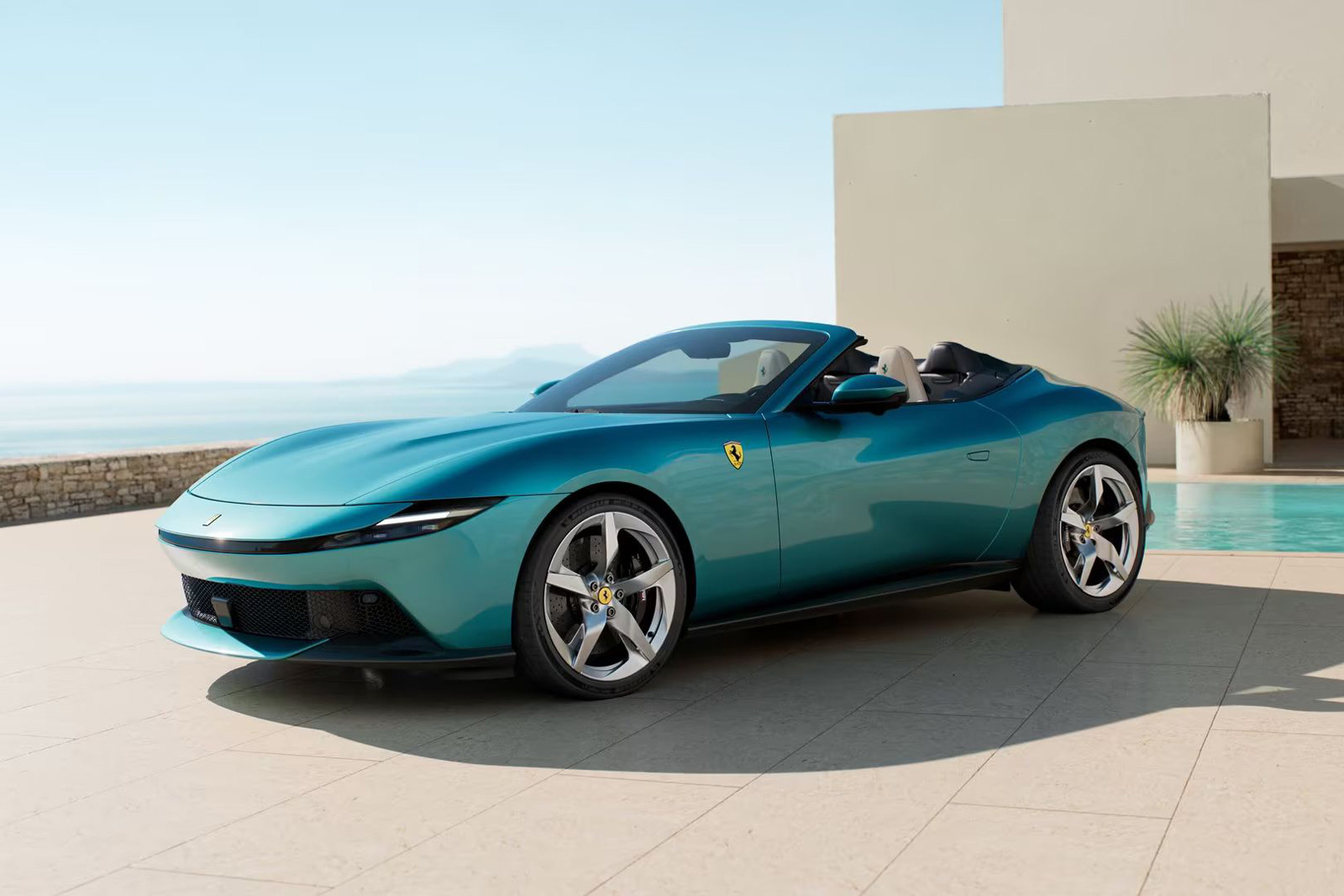 Ferrari Amalfi Spider сменил открытую версию Roma и получил форсированный мотор