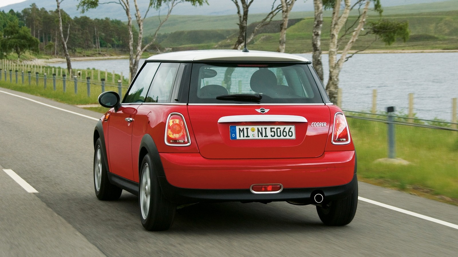 Mini Cooper (R56) '2006–10 красный сзади в движении