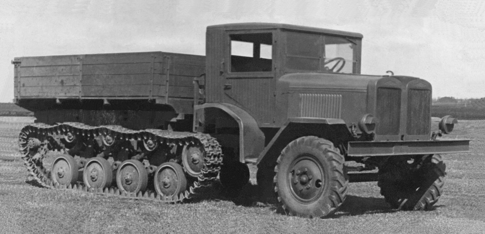 Колёса, гусеницы и два мотора: забытые советские экспериментальные тягачи АТ
