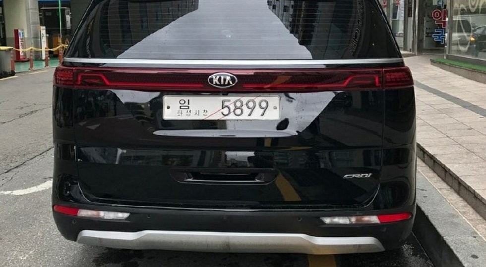 Новый минивэн Kia Carnival без камуфляжа показался на «живых» фото