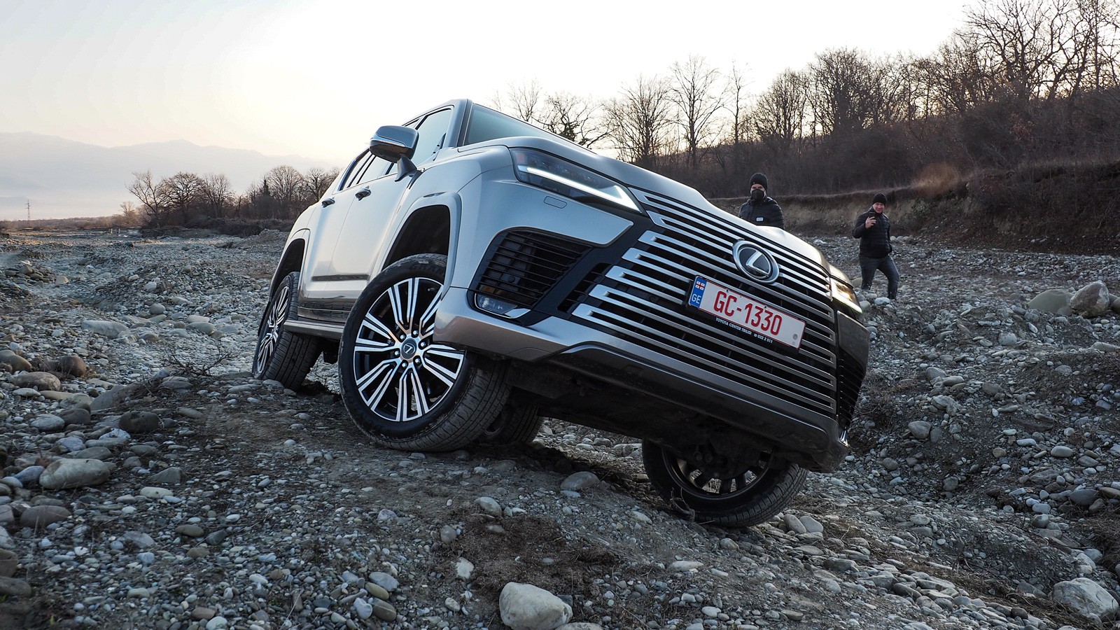 Даунсайзинг, электроруль и алюминиевая крыша: тест-драйв нового Lexus LX