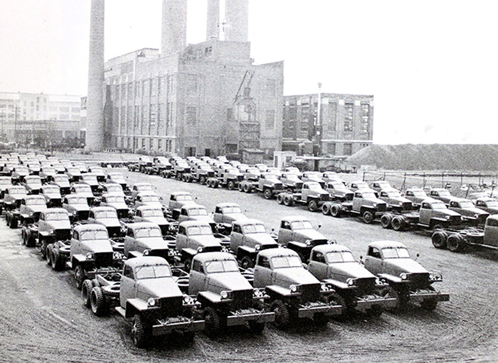 Готовые шасси Studebaker на заводе в Саут Бенде для поставок по ленд-лизу