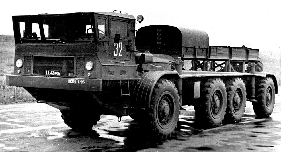 Шасси ЗИЛ-135Э с двумя силовыми агрегатами и электромотор-колесами