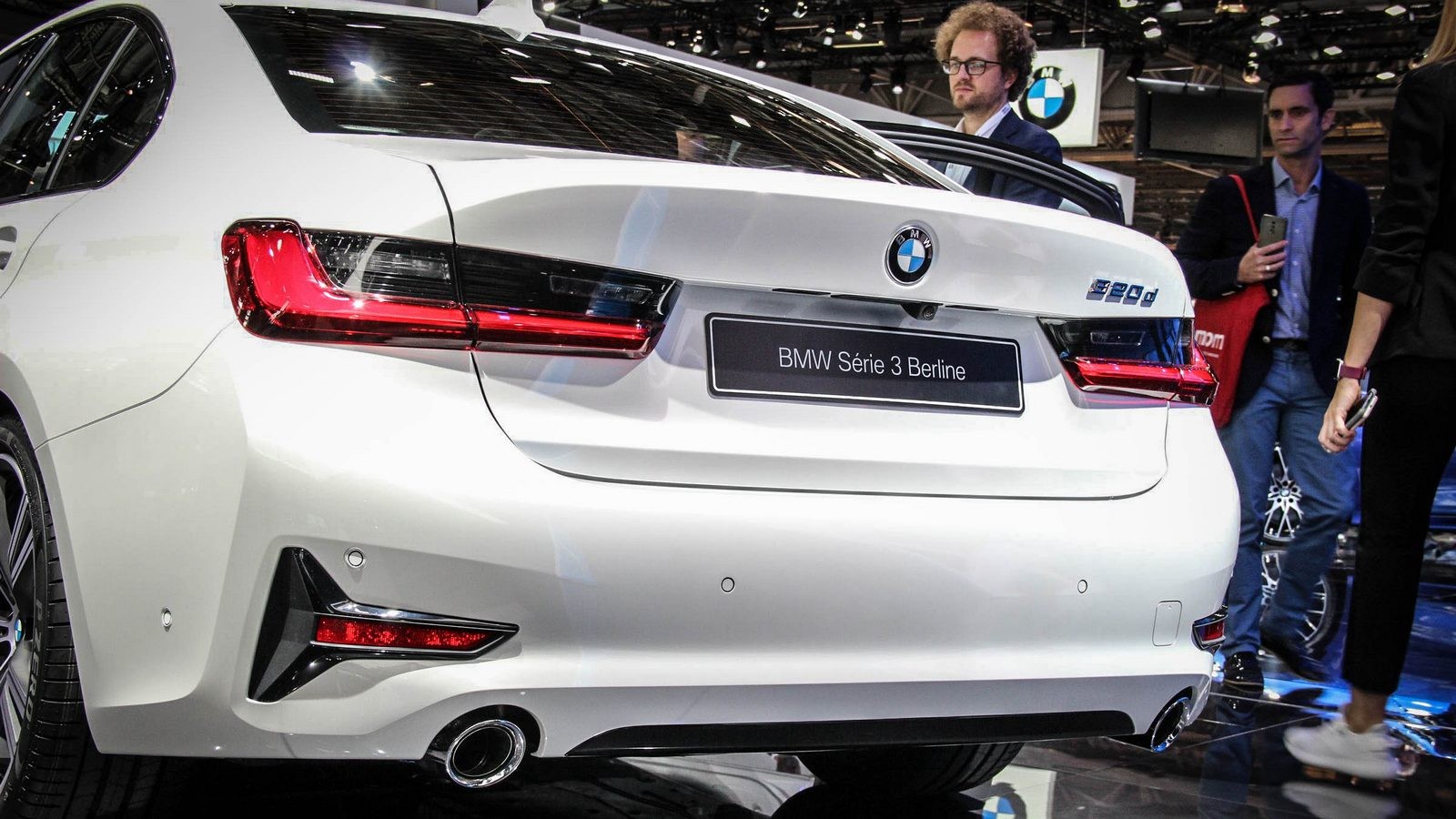 BMW 3 серии белая сзади (2)