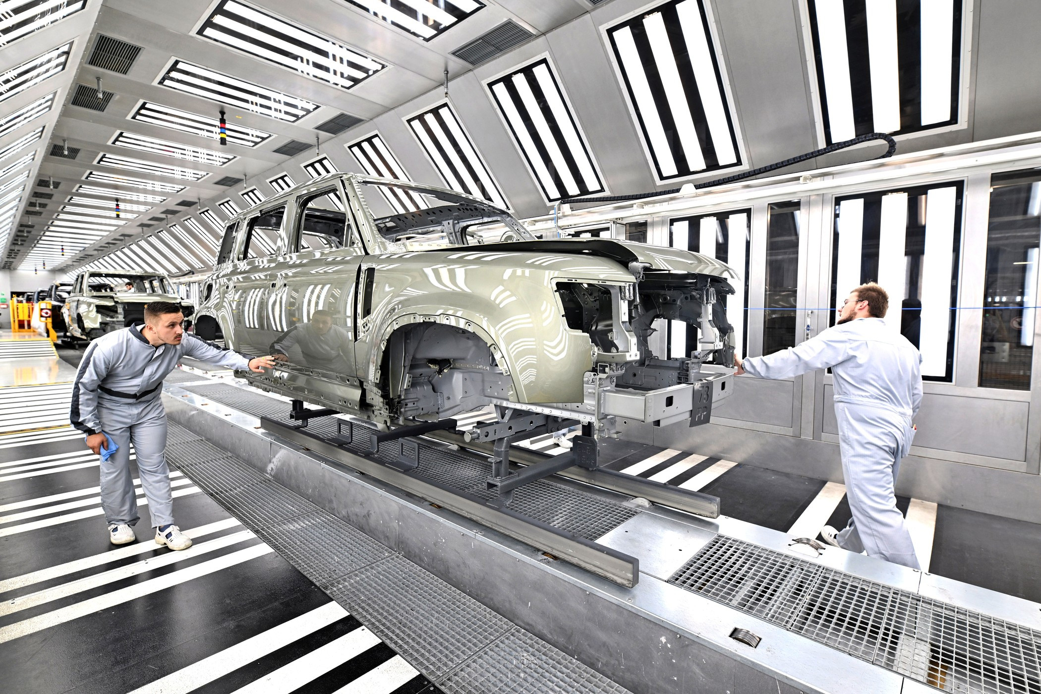 Jaguar Land Rover сократит 4000 сотрудников на фоне падения прибыли и продаж