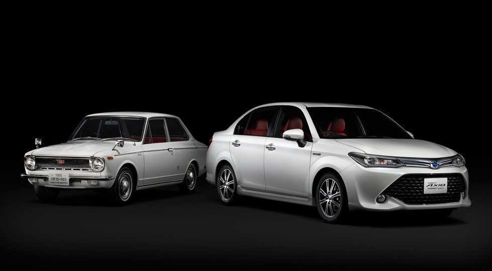 На фото: первая Toyota Corolla и Corolla Axio 50 Limited