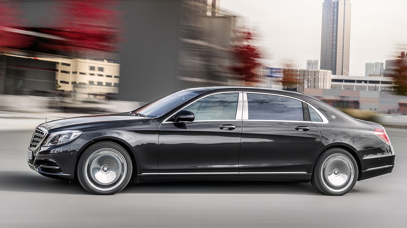 Цена на седан Mercedes-Maybach в России начинается от 7 770 000 рублей